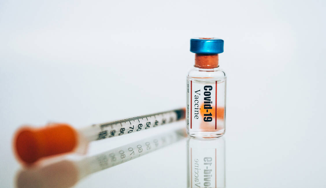 Die Apotheken sollen laut ABDA bei der Belieferung der Praxen mit Covid-19-Impfstoffen pro Impfdosis vergütet werden und nicht pro Durchstechflasche. / Foto: Getty Images/VioletaStoimenova