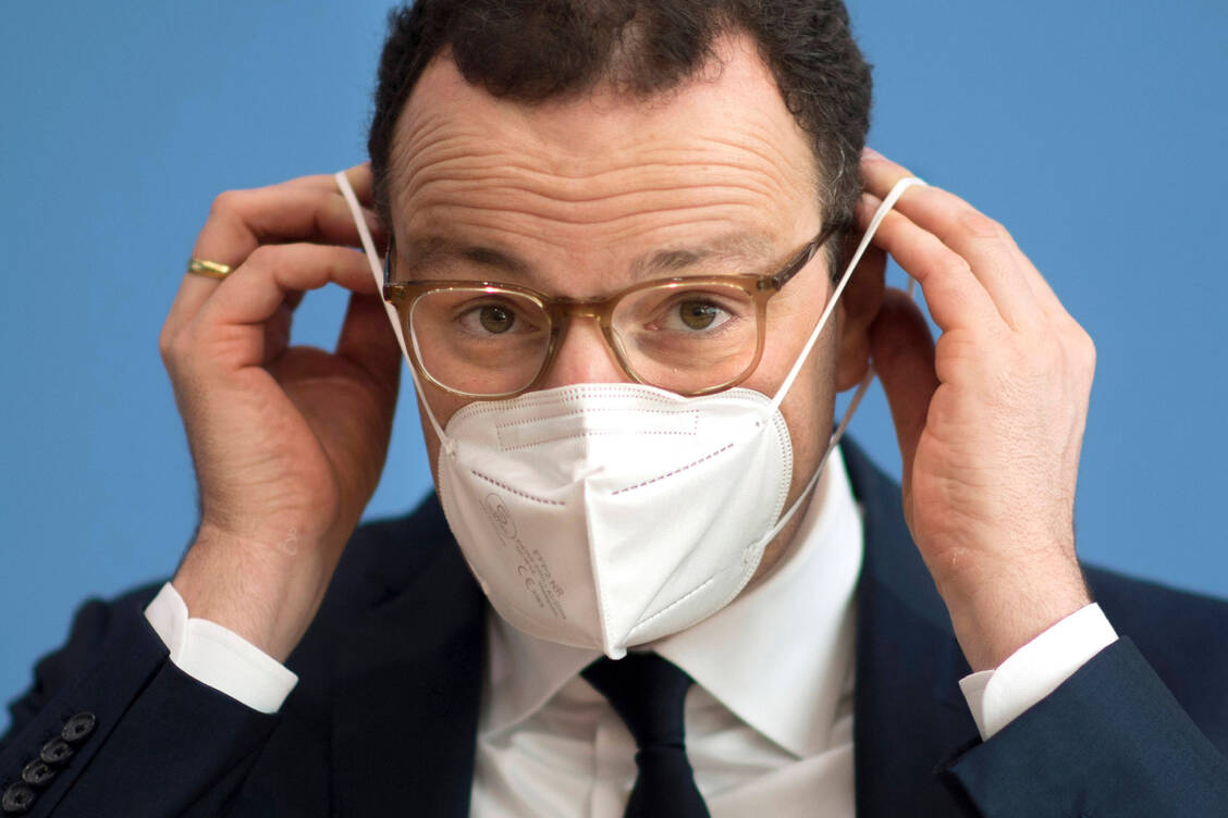 Bundesgesundheitsminister Jens Spahn (CDU) verteidigt sich derzeit gegen Vorwürfe nach denen er mangelhaft getestete Masken unter anderem an Obdachlose abgeben wollte. / Foto: imago images/IPON