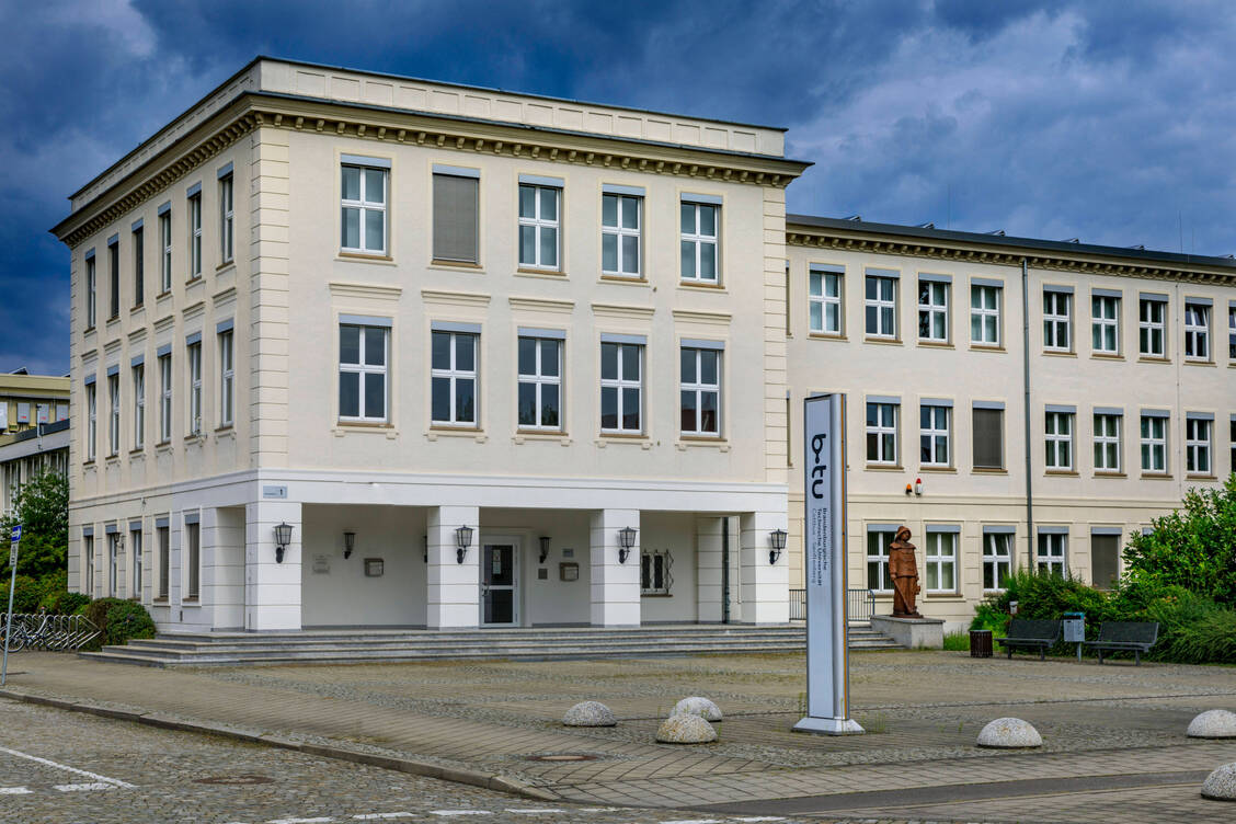Die Apothekerschaft in Brandenburg hofft schon länger darauf, dass es an der Brandenburgischen Technischen Universität (BTU) in Cottbus-Senftenberg bald einen Pharmazie-Studiengang gibt. Jetzt kämpfen die Apotheker gemeinsam mit den Ärzten für eine gemeinsame Hochschule. / Foto: Imago Images/Rainer Weisflog