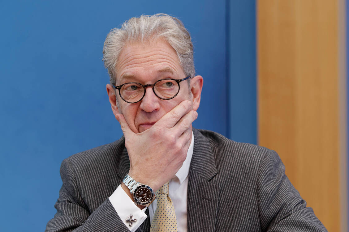 KBV-Chef Andreas Gassen kündigt Leistungskürzungen an. / © imago images/Jürgen Heinrich