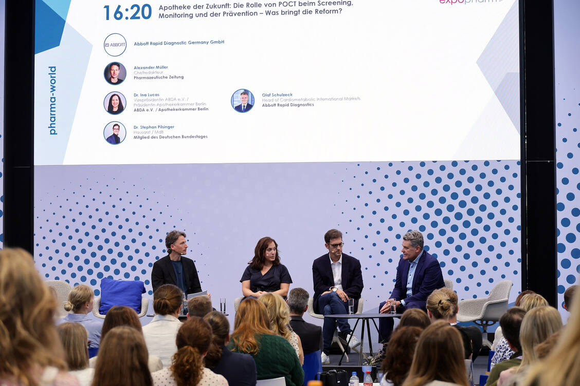 (v. l. n. r.) Alexander Müller (PZ-Chefredakteur und Moderator), Ina Lucas (ABDA-Vizepräsidentin und Präsidentin der Apothekerkammer Berlin), Stephan Pilsinger (CSU-Abgeordneter) und Olaf Schulzeck (Abbott Rapid Diagnostics). / © PZ/Alois Müller