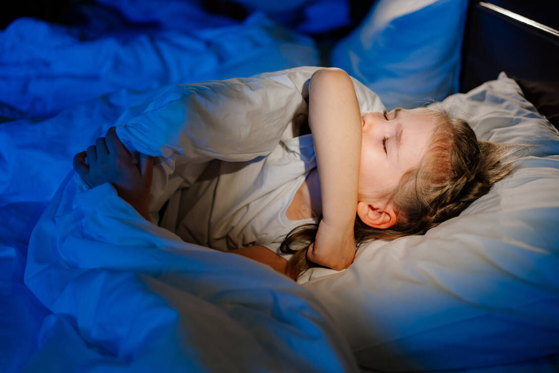 Hinter nächtlichen Attacken von bellendem Husten bei kleinen Kindern steckt meist ein sogenannter Pseudokrupp, auch Laryngitis subglottica genannt. / © Getty Images/Andrey Sayfutdinov
