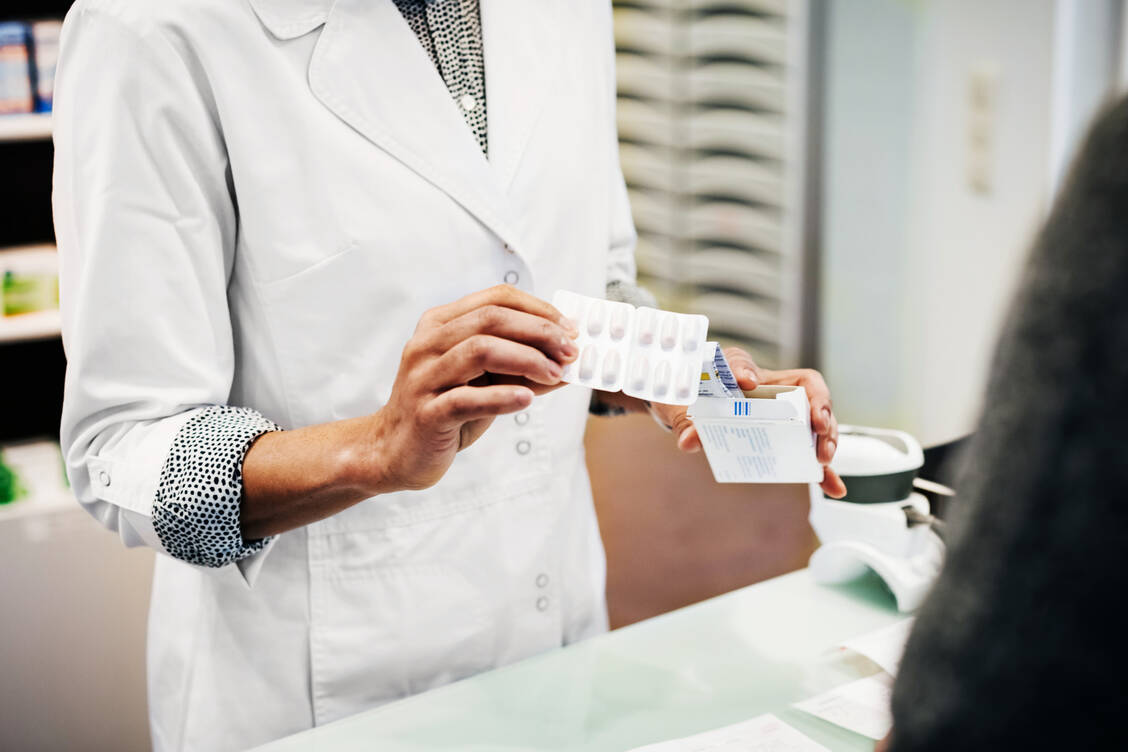 Vielen Patienten ist nicht klar, warum sie ihre Arzneimittel einnehmen müssen. Ebenso häufig stimmen Dosis oder Einnahmezeitpunkt nicht. / Foto: Getty Images/Tom Werner