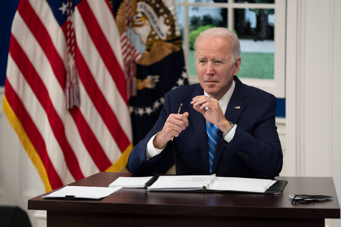 Aus dem Weißen Haus kommen allerhand Vorschläge, die Coronavirus-Pandemie weiter einzudämmen. Die Initiative »Test to Treat«, die US-Präsident Joe Biden (hier ein Archivbild) kürzlich vorstellte, bezieht Apothekerinnen und Apotheker in die Behandlung mit ein, ist aber auf wenige Apotheken begrenzt. / Foto: Imago Images/MediaPunch