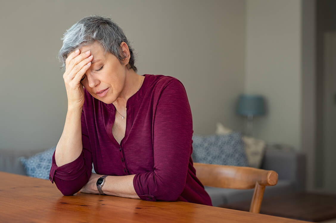 Frauen mit gynäkologischen Tumoren haben aufgrund des plötzlichen, therapiebedingten Hormonentzugs häufig starke menopausale Beschwerden. / Foto: Getty Images/Ridofranz