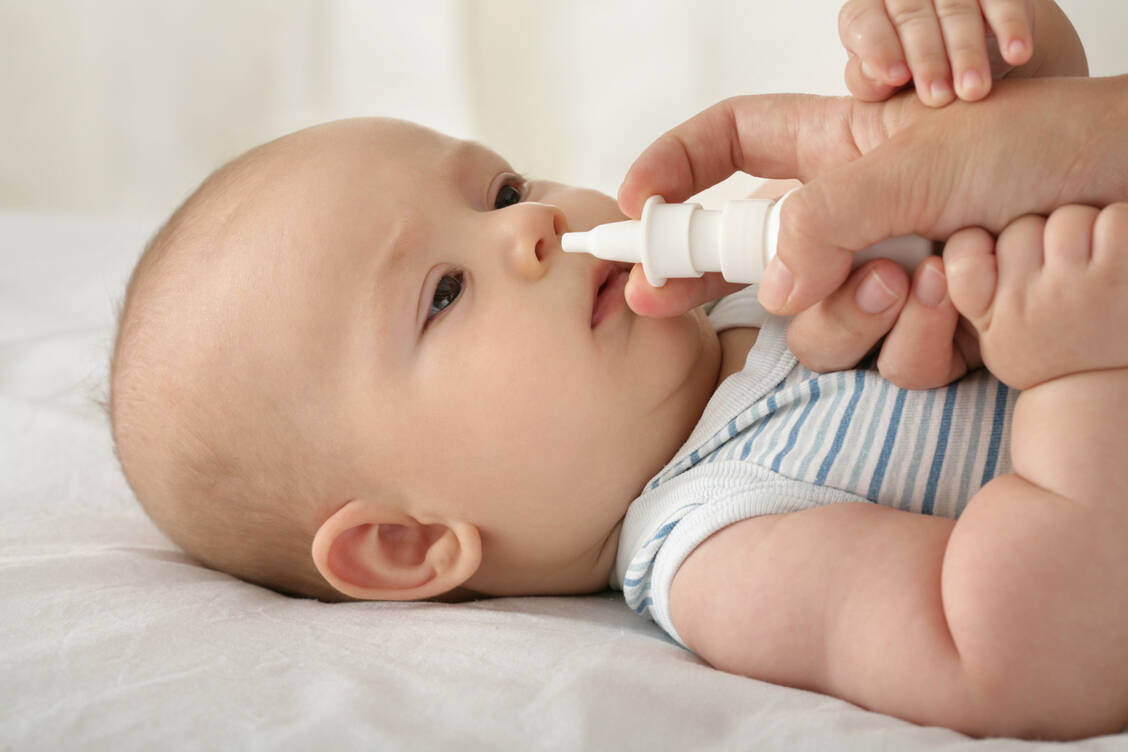 Nasensprays sind für Säuglinge nicht geeignet. Das neue Otriven-Dosiersystem sieht zwar aus wie ein Spray, ist aber ein Tropfer. / Foto: Getty Images/Marko Lazarevic