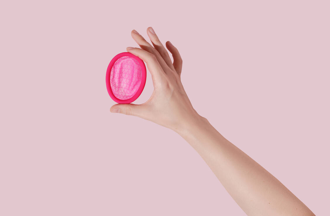 Menstruationsscheiben sind genau wie Menstruationstassen wiederverwendbare Menstruationsprodukte. Scheiben sind dabei flacher und breiter als Tassen. / Foto: Adobe Stock/LeviaUA