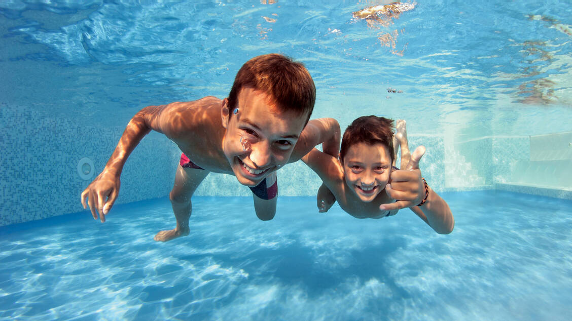 Häufiges Schwimmen oder Tauchen kann eine Otitis externa verursachen. / Foto: Fotolia/pio3