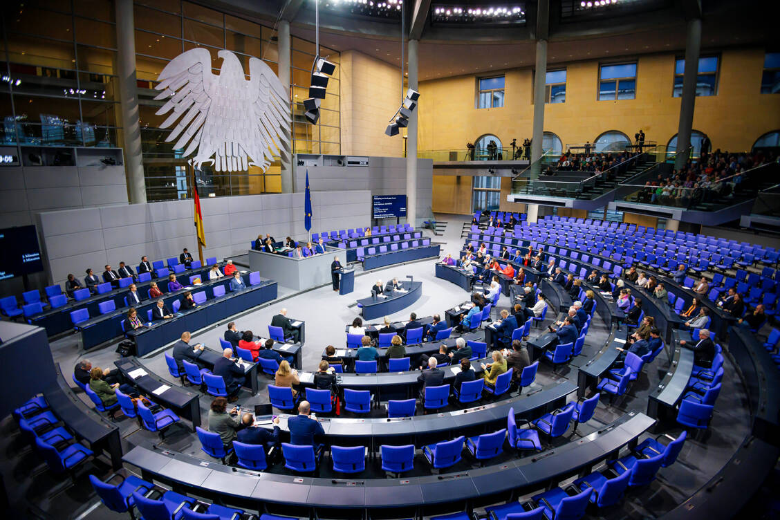 Kommende Woche kommt der Bundestag zusammen. Ob dann die Fristverlängerung der Erstattung von speziellen Wundauflagen mit beschlossen wird, ist unklar. / © IMAGO/