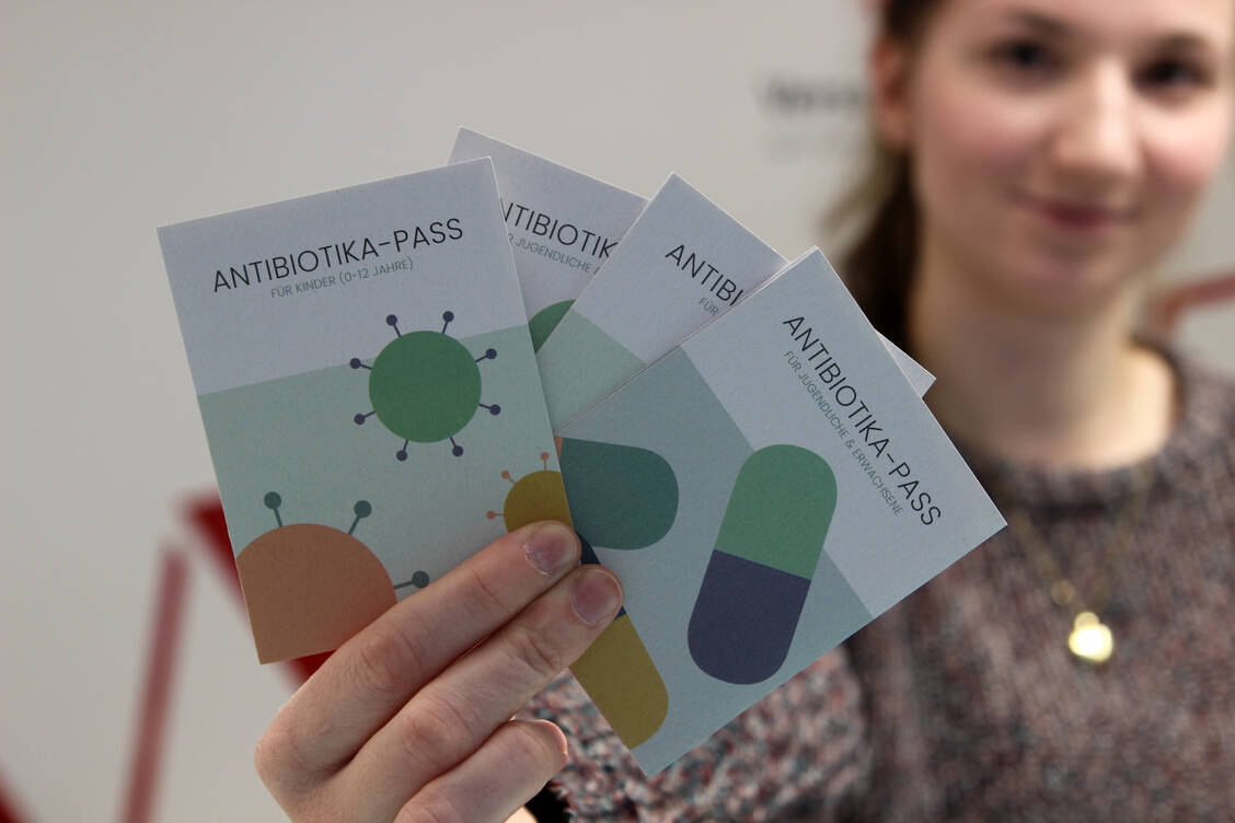 Im Antibiotika-Pass können Apotheker alle wichtigen Einnahmehinweise für den Patienten festhalten. / Foto: AKWL/Heck