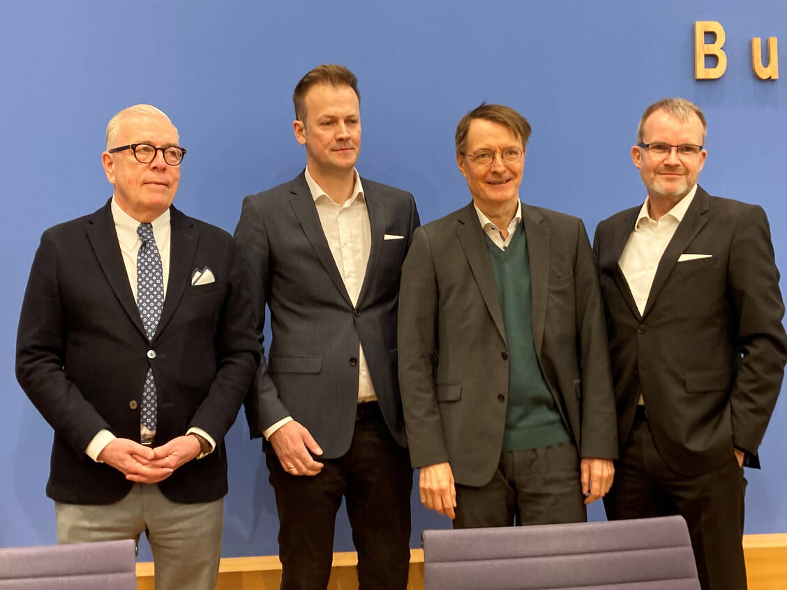 V.l.n.r.: Klaus Reinhardt (Präsident der Bundesärztekammer), Florian Fuhrmann (Vorsitzender der Gematik-Geschäftsführung), Bundesgesundheitsminister Karl Lauterbach (SPD) und Jens Baas (Vorstandsvorsitzender der Techniker Krankenkasse) traten am Mittwoch gemeinsam vor die Presse.  / © PZ/Orth