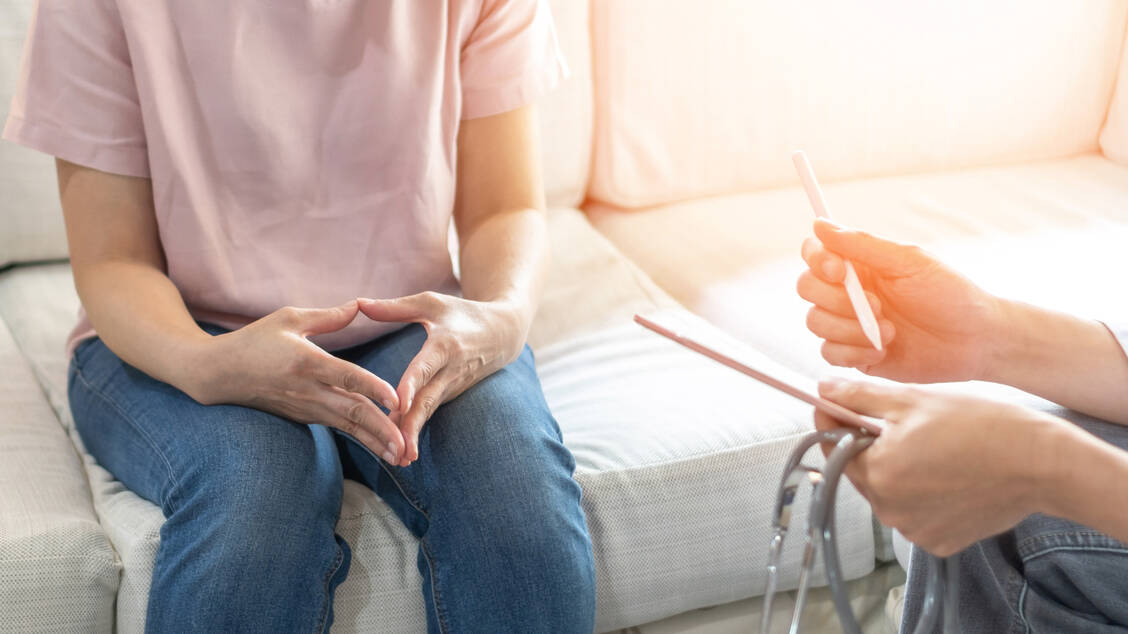 Bei Brustkrebs müssen Arzt und Patientin gemeinsam entscheiden, welche Therapie die beste ist. Für die Entscheidung ist auch die Frage wichtig, wie groß die Überlebenswahrscheinlichkeit der Patientin ist. / Foto: Adobe Stock/Chinnapong