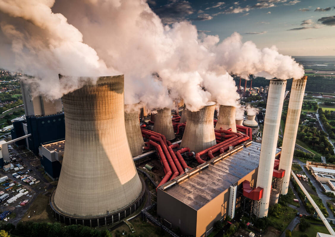 Die gute Nachricht: Der Umstieg auf saubere Energien habe seit 2010 jährlich etwa 160.000 vorzeitige Todesfälle verhindert, vor allem durch sauberere Luft infolge des Rückgangs von Kohleverbrennung in reicheren Ländern. / © Getty Images/Schroptschop