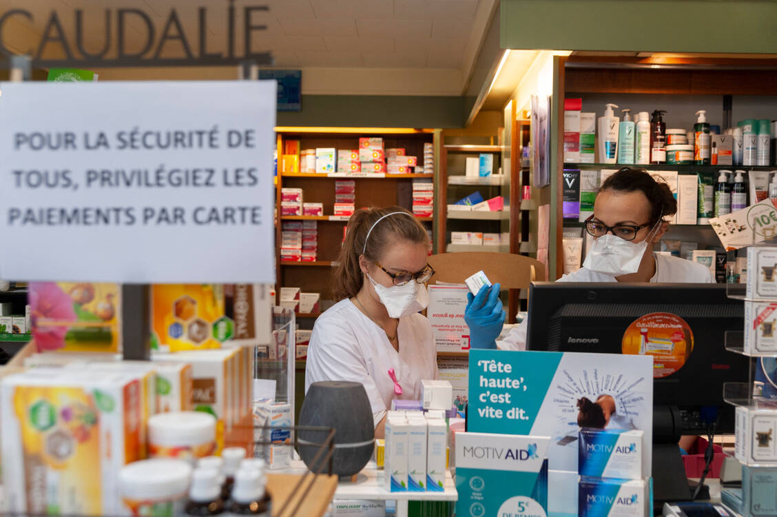 Belgische Apotheken leisten einen wichtigen Beitrag zur Eindämmung der Pandemie. Ein halbes Jahr lang verteilten die Apotheker beispielsweise Masken an alle belgischen Einwohner. / Foto: picture alliance / ZUMAPRESS.com | Nicolas Landemard