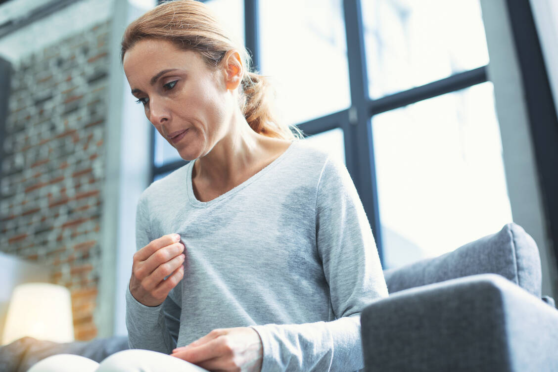 Frau zu sein, ist nicht immer einfach und kann mit den Jahren noch beschwerlicher werden: Viele Frauen leiden während der Wechseljahre an Hitzewallungen. / Foto: Getty Images/yacobchuk