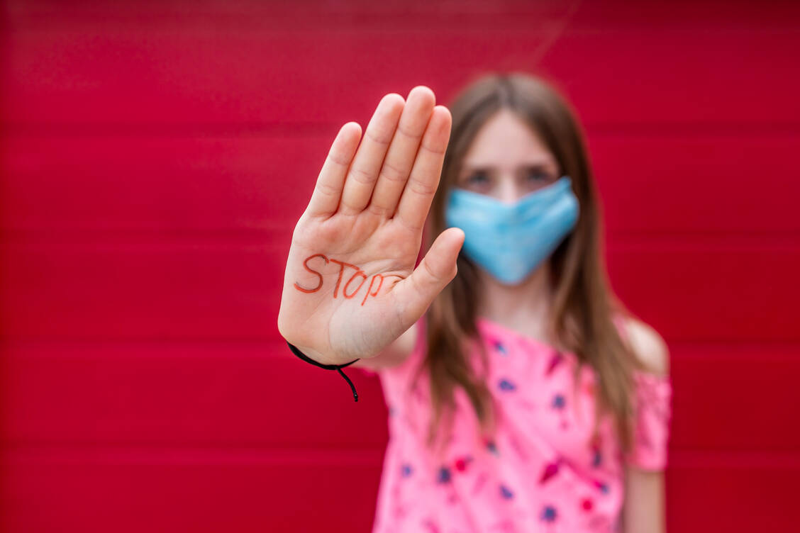 Viele Hygienemaßnahmen sind sinnvoll, um eine Übertragung von SARS-CoV-2 zu reduzieren – wenn sie situationsgerecht und korrekt ein- und umgesetzt werden.  / Foto: Getty Images/Westend61