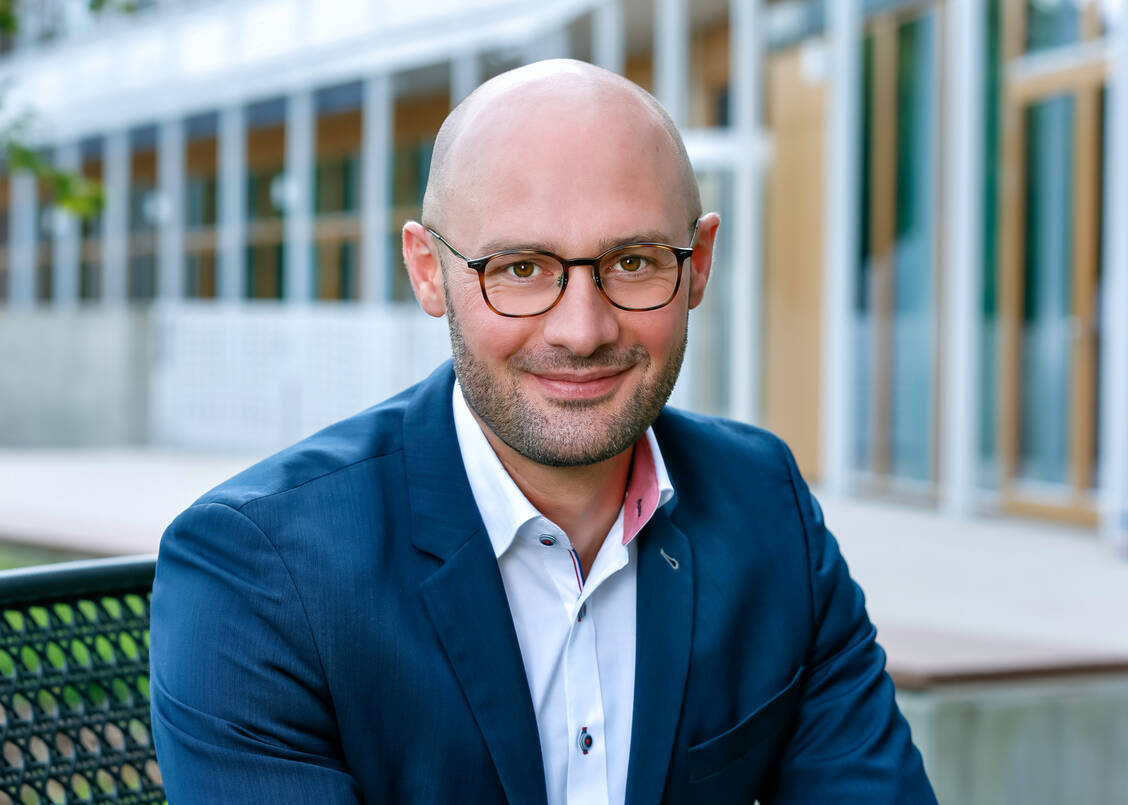 Dm-Geschäftsführer Sebastian Bayer äußert sich gegenüber der PZ zu den Vorwürfen der Wettbewerbszentrale. / © © Christina Riedl - CR VIEW