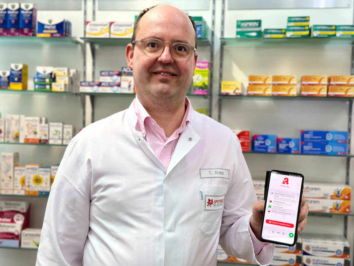 Christian Kraus zeigt seine »E-Rezept App« auf dem Smartphone. / Foto: Christian Kraus
