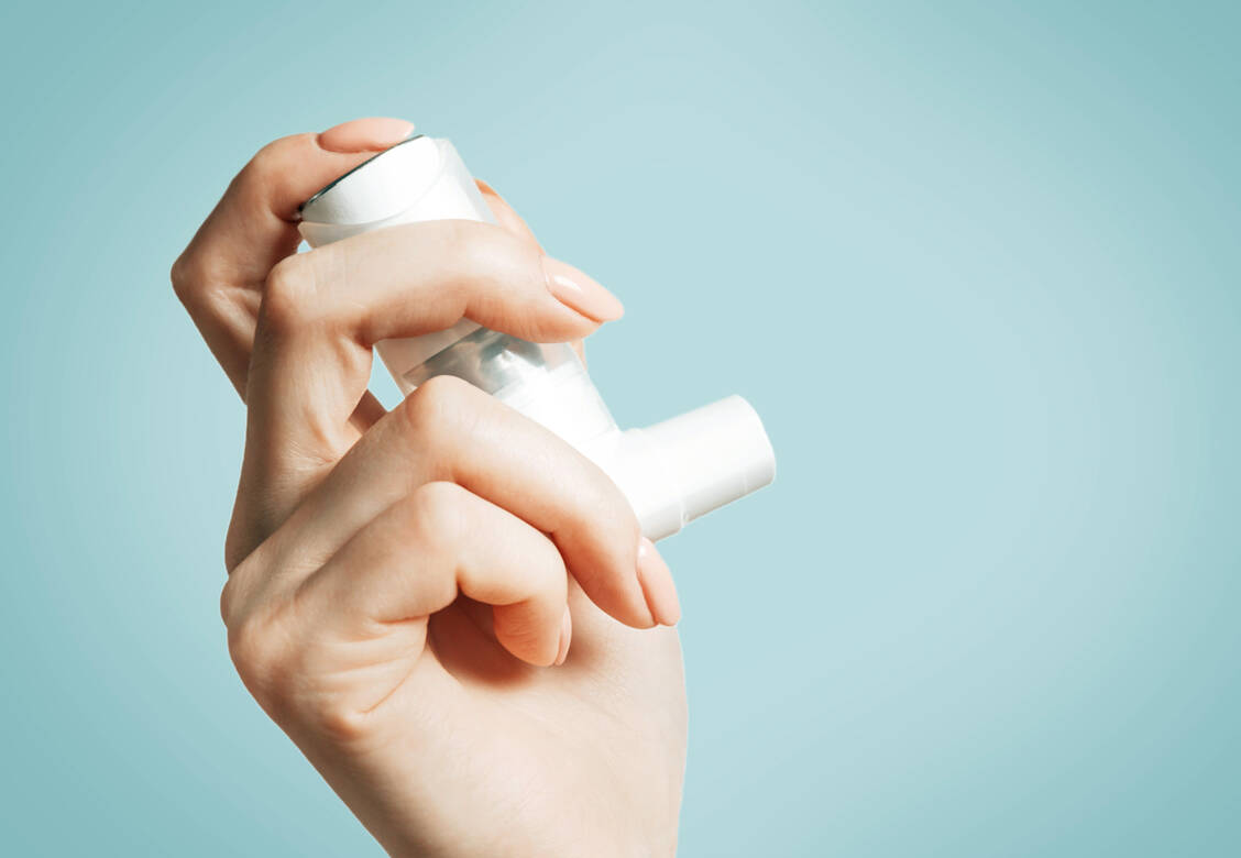 Auch bei inhalativ anzuwendenden Formulierungen wie bei Depotarzneimitteln zur intramuskulären Injektion, Transdermalen Therapeutischen Systemen (TTS) oder spezifischen Dermatika werden die Besonderheiten infolge der zugrunde liegenden Galenik häufig unterschätzt. / Foto: Adobe Stock/P&G
