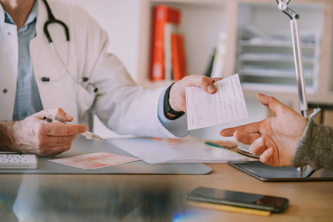 Beim »Delayed Prescribing« bekommt der Patient zwar beim Arztbesuch ein Rezept. Er erklärt sich jedoch bereit, es nur unter bestimmten Bedingungen einzulösen. / Foto: Getty Images/Westend61/Mareen Fischinger