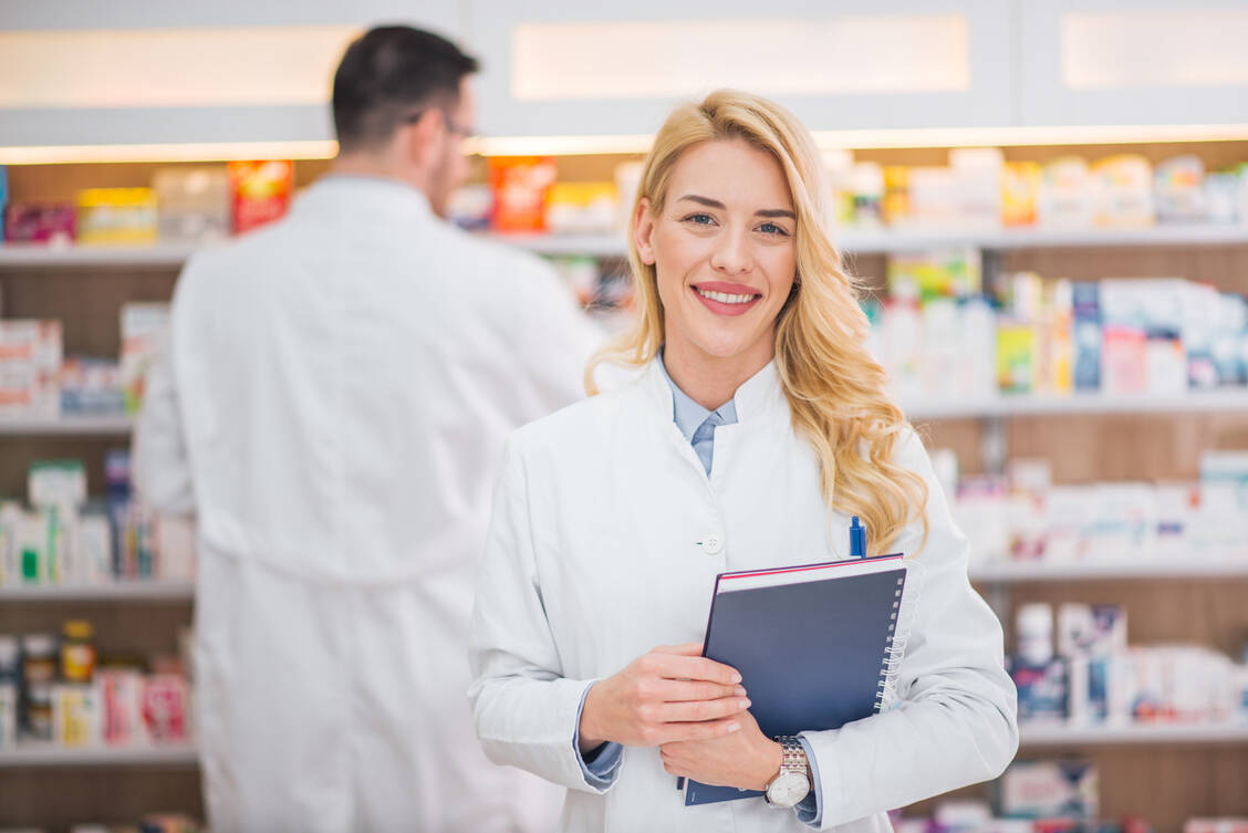 Der Anteil der Apothekerinnen lag zwar im Jahr 2022 mit 48 Prozent immer noch über dem branchenübergreifenden Durchschnitt an Gründerinnen, doch der Anteil ist im Vergleich zu den Jahren davor signifikant gefallen. / Foto: Adobe Stock/bnenin