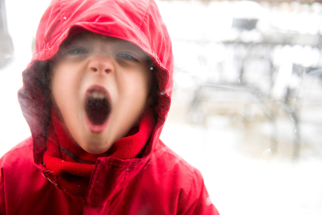 Kinder mit Infekten, Asthma oder Hauterkrankungen sollten lieber an die frische Luft (am besten Seeluft) statt auf Indoor-Salzspielplätze, sind sich Experten einig. / Foto: Getty Images/Cavan Images