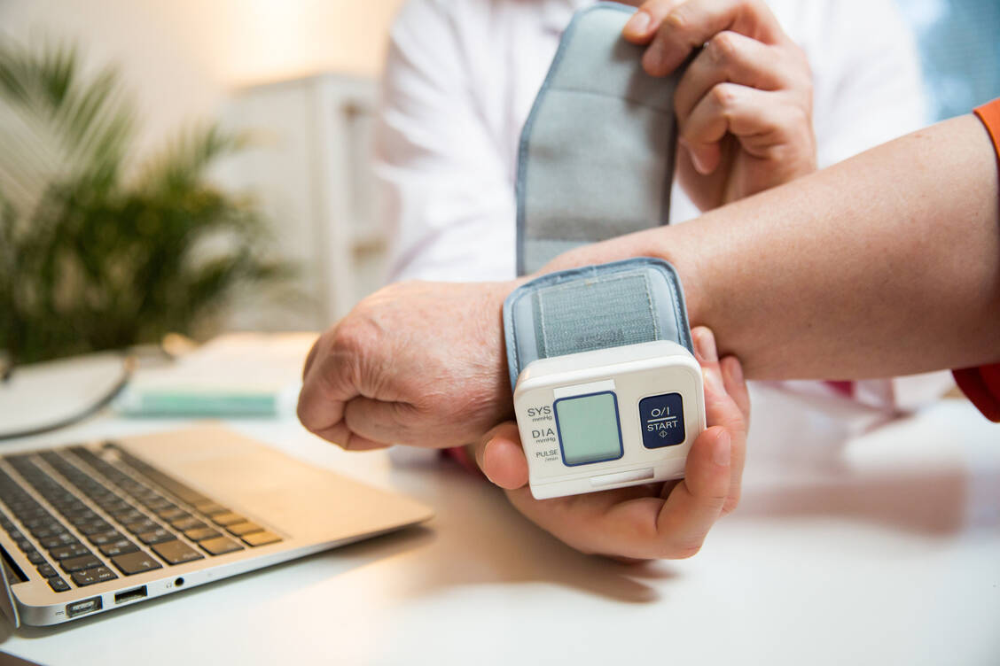Die Messung am Handgelenk ist fehleranfällig. Patienten müssen daher genau wissen, wie sie korrekt vorgehen sollen. / Foto: Adobe Stock/Aleksandra Suzi