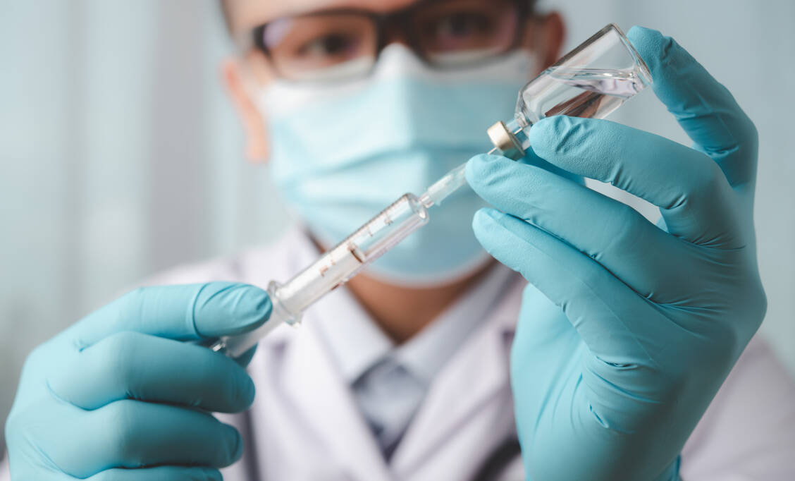 Offenbar braucht es beim Covid-19-Impfstoff von Janssen doch auch zwei Dosen für eine ausreichend hohe Wirksamkeit. Für Fachleute kommt diese Feststellung eines FDA-Expertengremiums nicht überraschend. / Foto: Adobe Stock/Looker_Studio