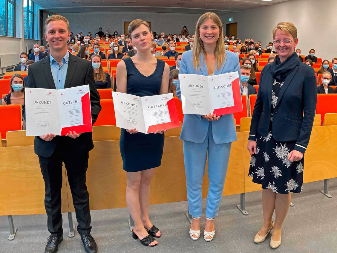 Christoph Bernd Langen, Lina Katharina Messerich, Henriette Dähnhardt und Sandra Potthast (von links) / Foto: Sebastian Sokolowski/Apothekerstiftung Westfalen-Lippe