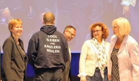 Jens Spahn (Mitte) kam direkt von  einer Wahlkampfveranstaltung und fiel daher durch  ungewöhnliche Kleidungswahl auf.  Das sorgte für  Heiterkeit bei den Teilnehmern der Posiumsdiskussion.