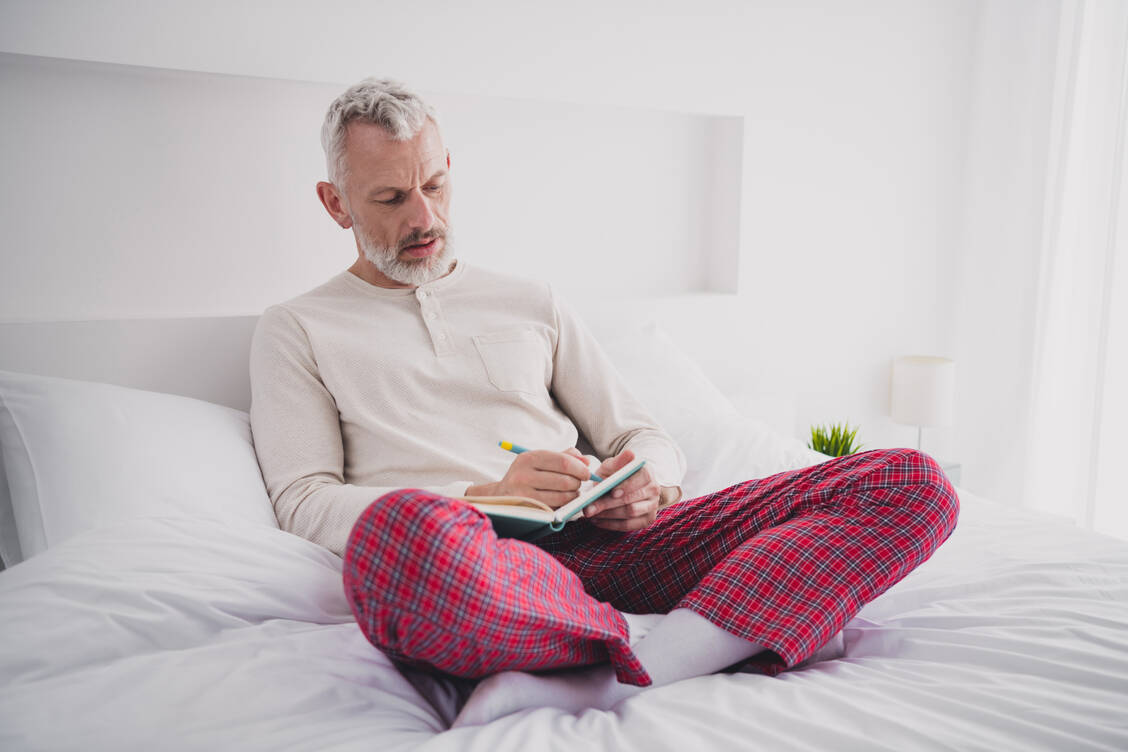Chronische Schmerzen: Selbstbeobachtung sollte nur auf eine begrenzte Zeit stattfinden. / © Adobe Stock/deagreez