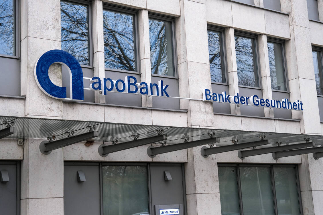 Die Apobank mit Sitz in Düsseldorf hat das Geschäftsjahr 2021 mit einem »befriedigenden« Ergebnis abgeschlossen und will eine Dividende von 7 Prozent ausschütten. / Foto: Imago Images/Michael Gstettenbauer