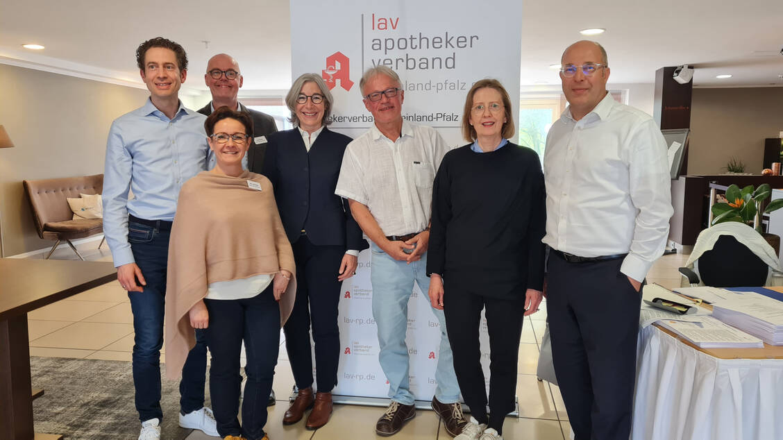 LAV: v. l.: Jan-Niklas Francke, Anna Maria Grimm, Thomas Hanhart, ABDA-Präsidentin Gabriele Regina Overwiening, Andreas Hott, Petra Engel-Djabarian, Peter Schreiber / Foto: Apothekerverband Rheinland-Pfalz