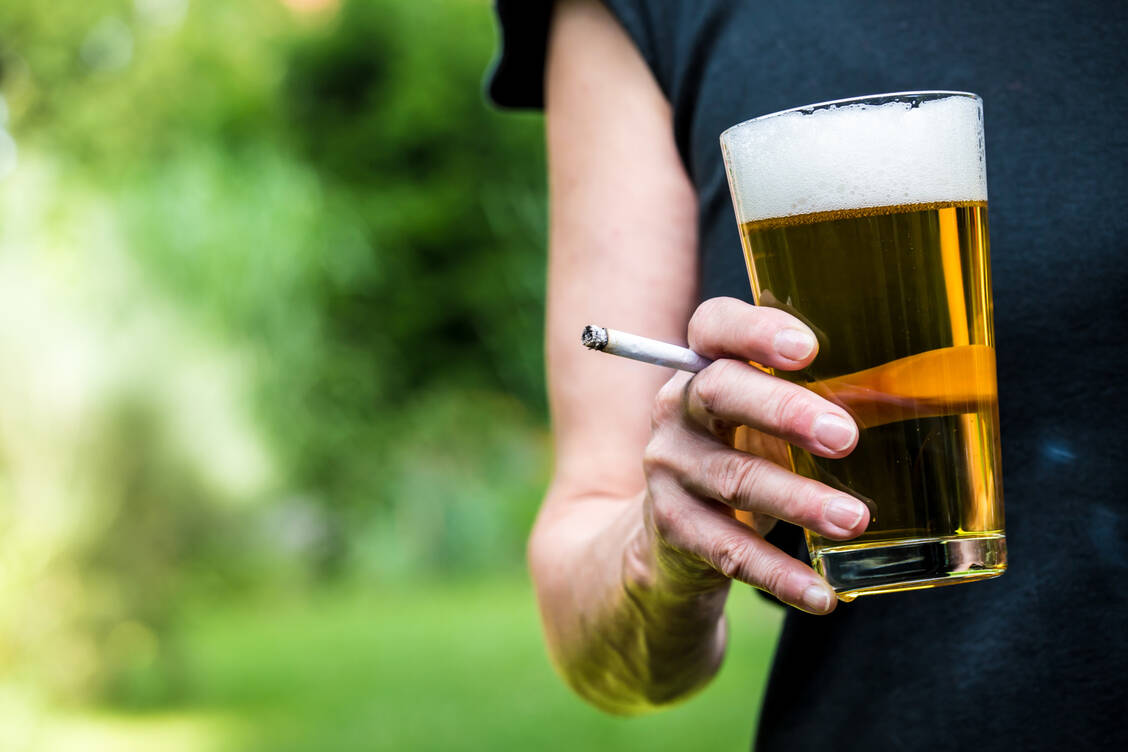 Rauchen und Alkoholkonsum stehen ganz oben auf der Liste vermeidbarer Risikofaktoren für Krebstode.  / Foto: Getty Images/Rainer Fuhrmann/EyeEm