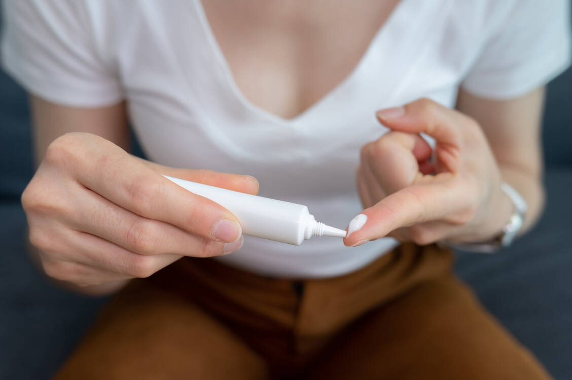Die Anwendung einer Nasensalbe mit dem Antibiotikum Neomycin kann offenbar eine Infektion mit SARS-CoV-2 und anderen viralen Erregern verhindern. / Foto: Getty Images/Boy_Anupong (Symbolbild)