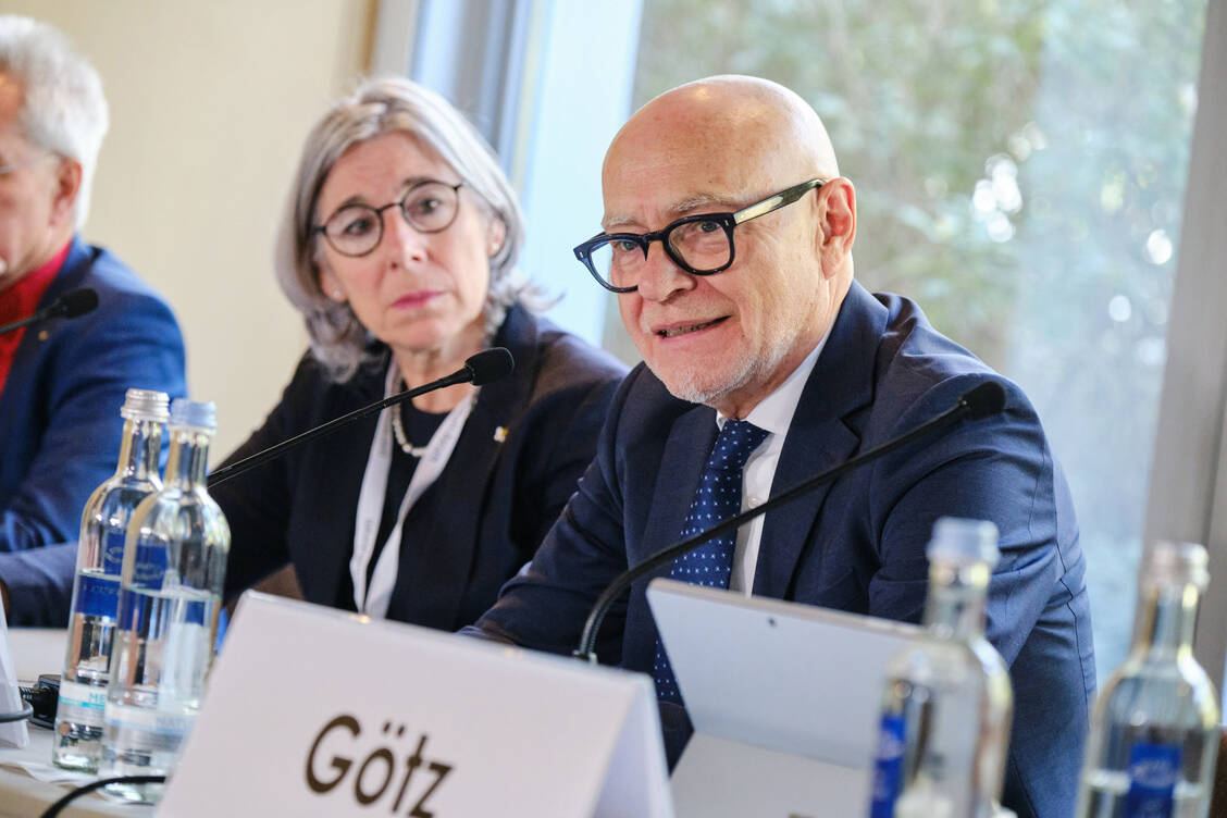 Der ehemalige Bundesverfassungsrichter Professor Udo Di Fabio (Bild) hat die Präsenzpflicht in Apotheken unter die Lupe genommen. Volkswirt Georg Götz analysierte, wie sich die geplante Umverteilung des Honorars auf umsatzschwache Apotheken auswirkt.  / Foto: ABDA/André Wagenzik