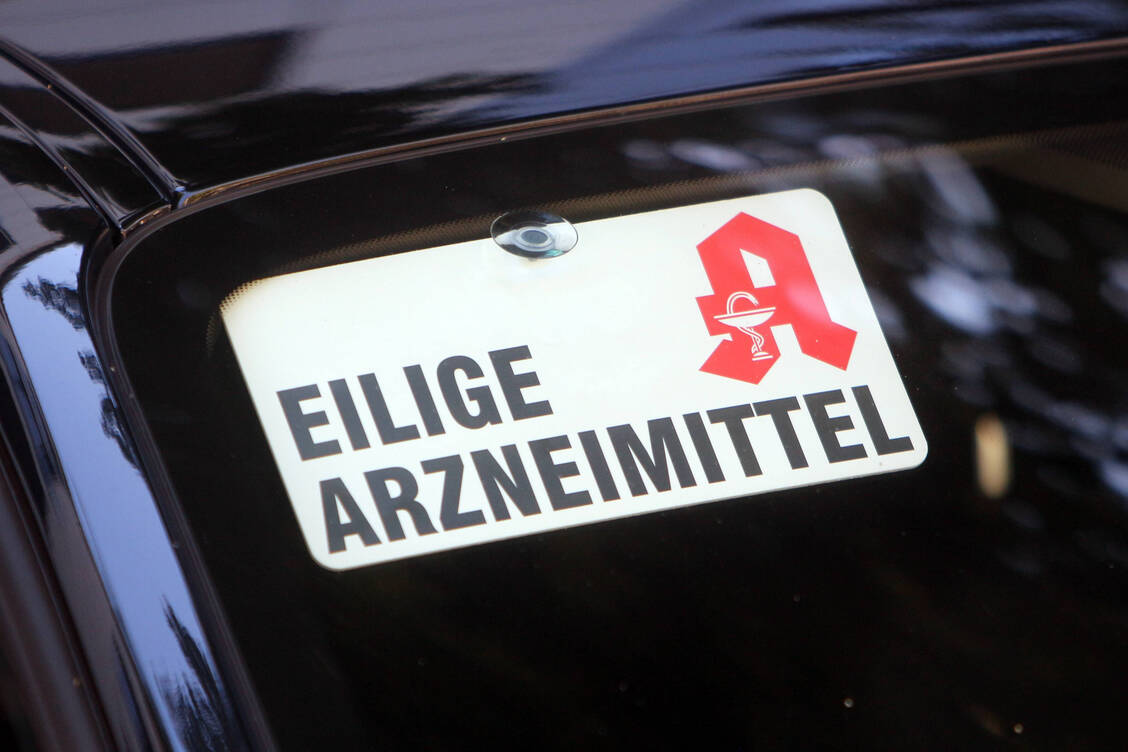 Das aktuelle Botendienst-Honorar von 2,50 Euro deckt nicht die Unkosten für Kraftstoff, Versicherungen oder Personal, sagte Daniela Händel von der Freien Apothekerschaft bei der Anhörung. / Foto: Imago images / Ralph Peters