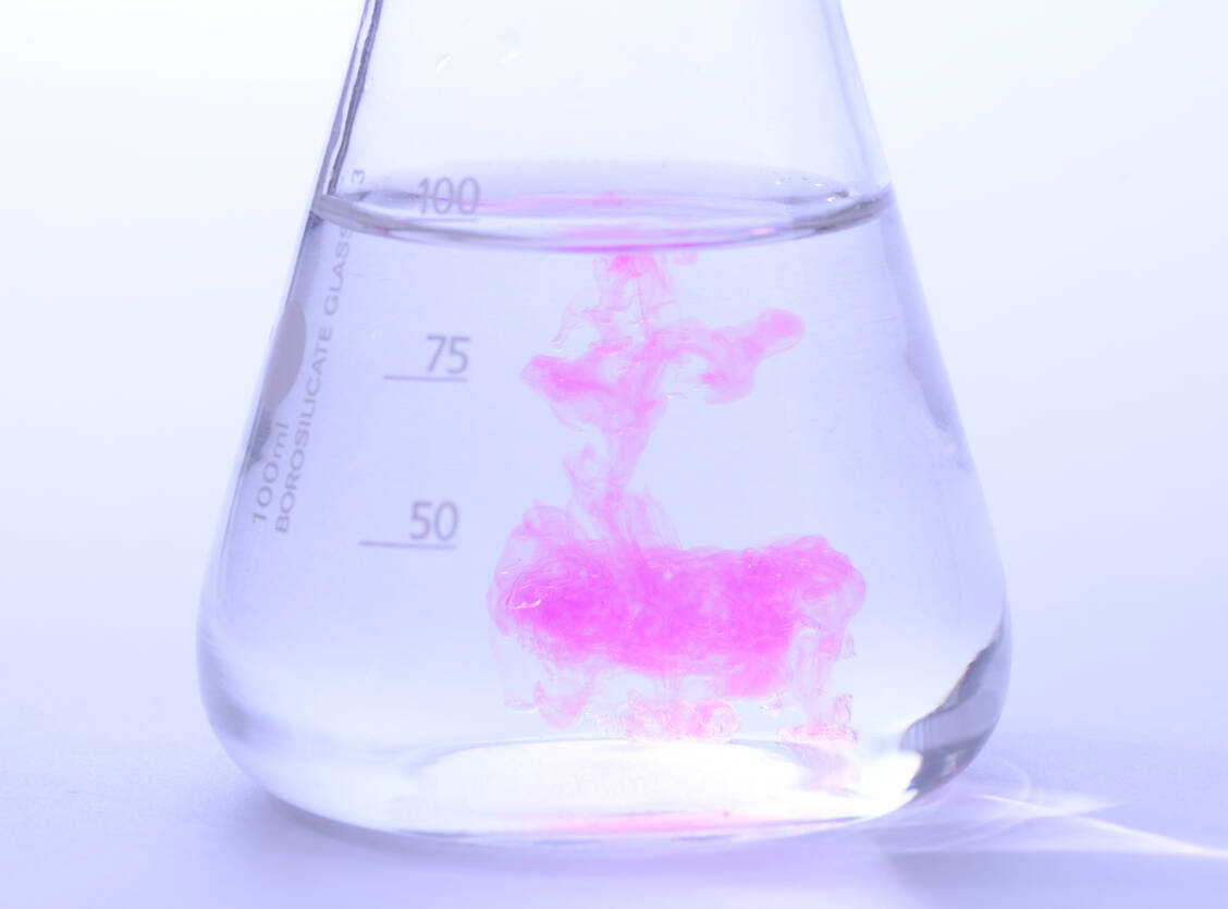 Bei der Prüfmethode handelt es sich um eine Säure-Base-Titration mit Phenolphthalein als Indikator. / Foto: Adobe Stock/vonWolkenegg