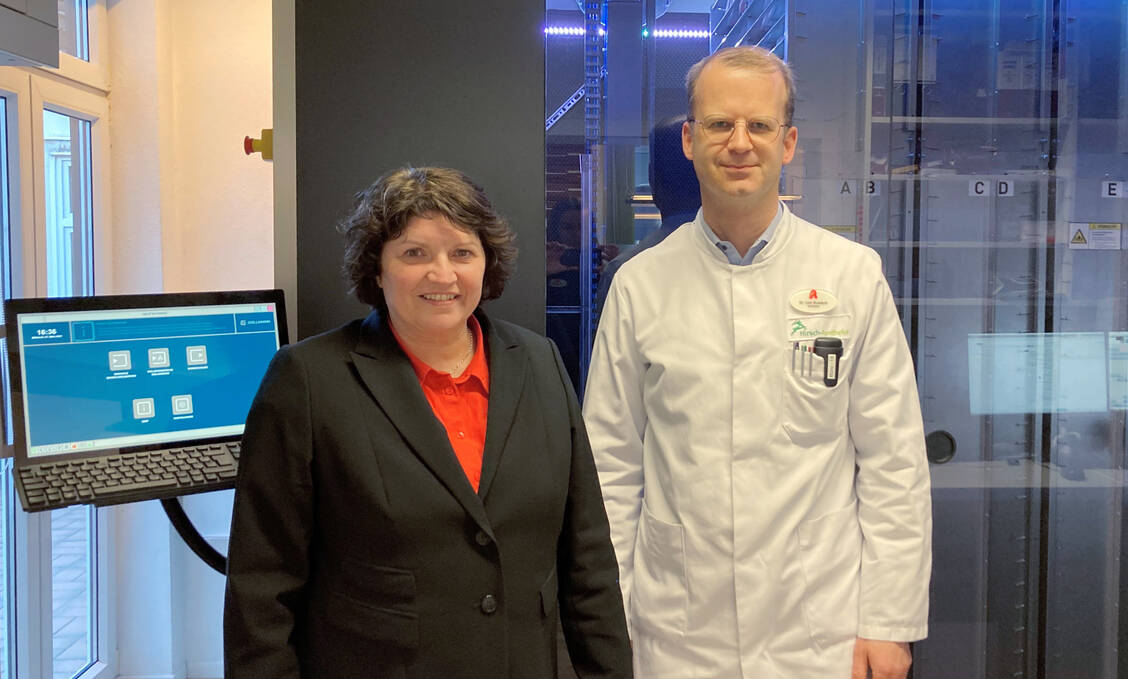 Die SPD-Landtagsabgeordnete Ellen Stock besuchte die Hirsch-Apotheke am Markt in Lage. Apotheker Lars Ruwisch ermöglichte ihr den Blick hinter die Kulissen. / Foto: AKWL