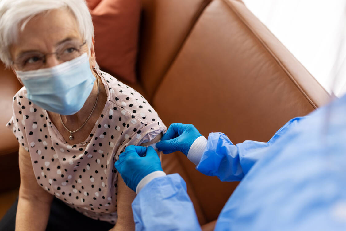 In Europa verursacht RSV jedes Jahr schätzungsweise 25.000 Krankenhausaufenthalte und 17.000 stationäre Todesfälle bei Menschen ab 65 Jahren. Ein neuer Impfstoff soll davor schützen. / Foto: Getty Images/Luis Alvarez