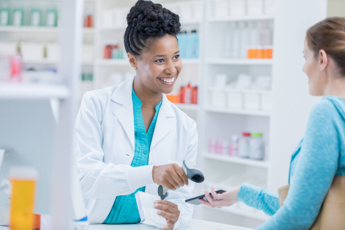 Laut der Kabinettsvorlage des Digital-Gesetzes soll die Identifizierung der Versicherten allein Aufgabe der Apotheken bleiben. / Foto: Getty Images/SDI Productions