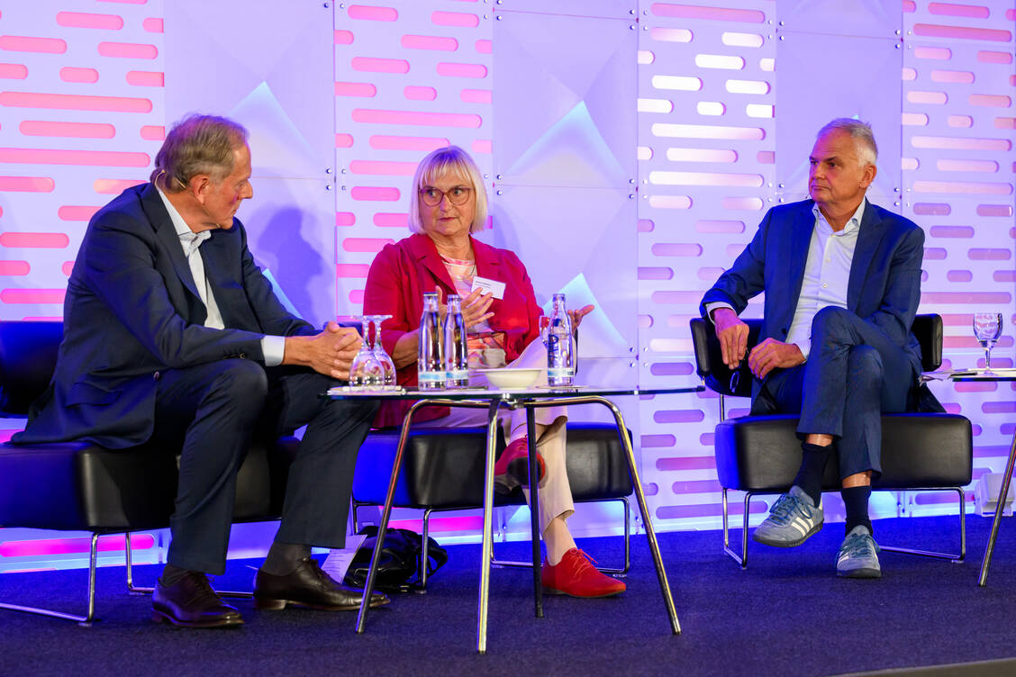 Diskutierten über das Thema Nachhaltigkeit (von links): BAH-Hauptgeschäftsführer Hubertus Crantz, Bettina Hoffmann, Parlamentarische Staatssekretärin beim Bundesumweltministerium und Stephan Müller, Leiter der Abteilung Wasser beim Schweizer Bundesamt für Umwelt. / Foto: Svea Pietschmann/BAH