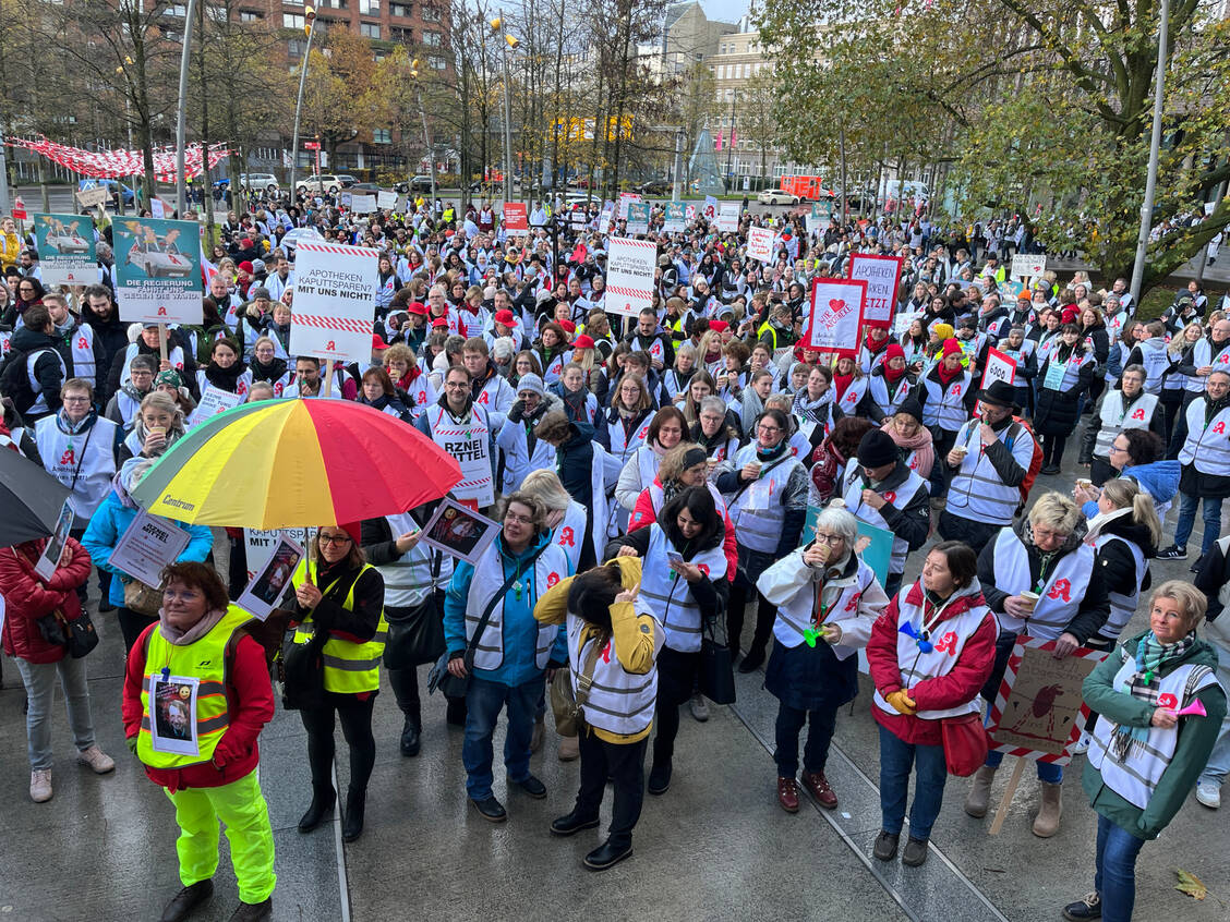Lautstark und zahlreich: Mindestens 5000 Mitarbeitende von Apotheken und Arztpraxen nahmen heute in Dortmund an einer Großkundgebung teil, um gegen die Reformpläne und die Sparpolitik von Bundesgesundheitsminister Karl Lauterbach (SPD) zu protestieren. / Foto: PZ/Alexander Müller