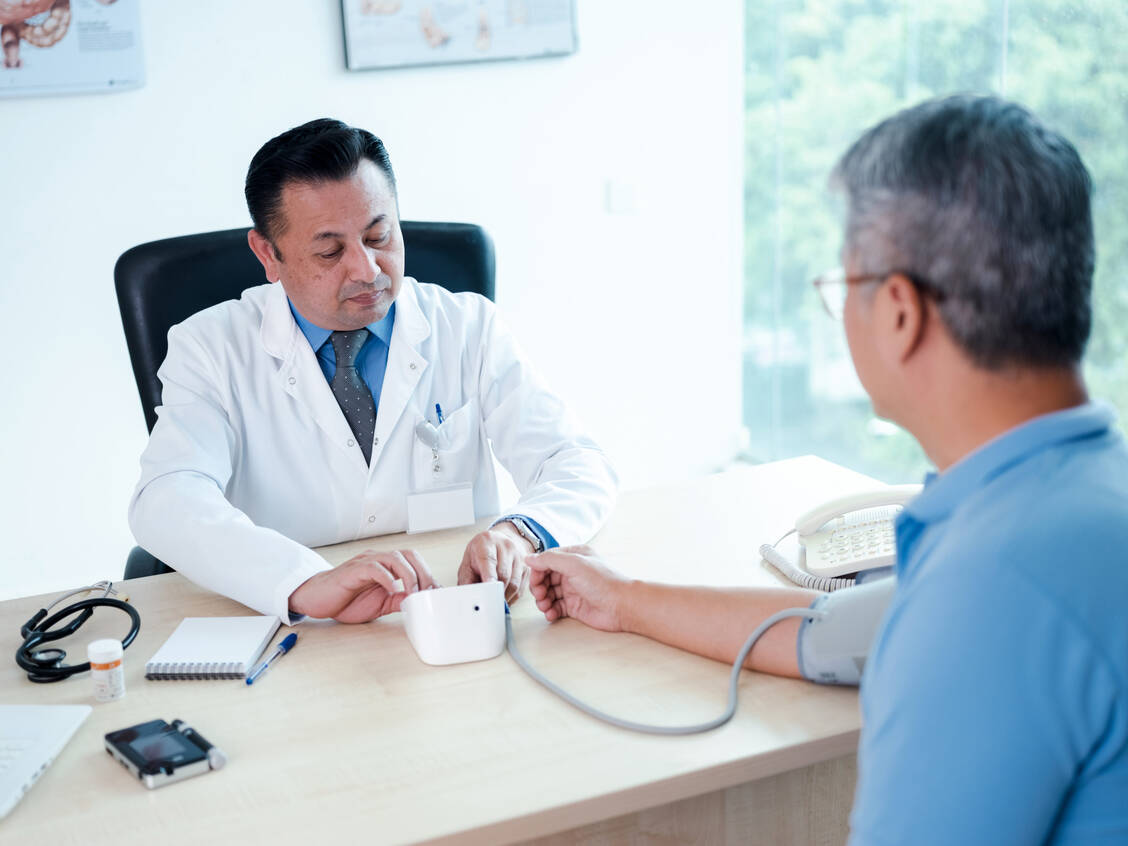 Antihypertonika: Paradebeispiele für pulmonale Nebenwirkungen sind der ACE-Hemmer-induzierte Husten und Betablocker-induzierte Bronchospasmen. / Foto: Getty Images/ibnjaafar