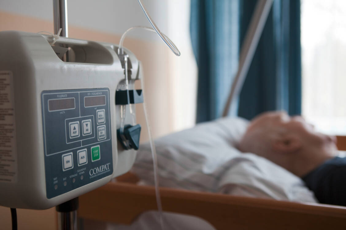 Schluckstörungen, onkologische oder neurologische Erkrankungen können eine parenterale Ernährung des Patienten erforderlich machen. / Foto: Picture Alliance