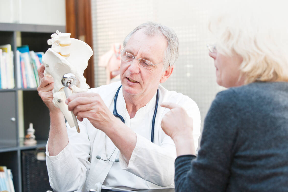 Über Vor- und Nachteile der verschiedenen Modelle müssen Ärzte ihre Patienten vor dem Einsatz eines Kunstgelenks umfassend aufklären. / Foto: Getty Images/Jan-Otto