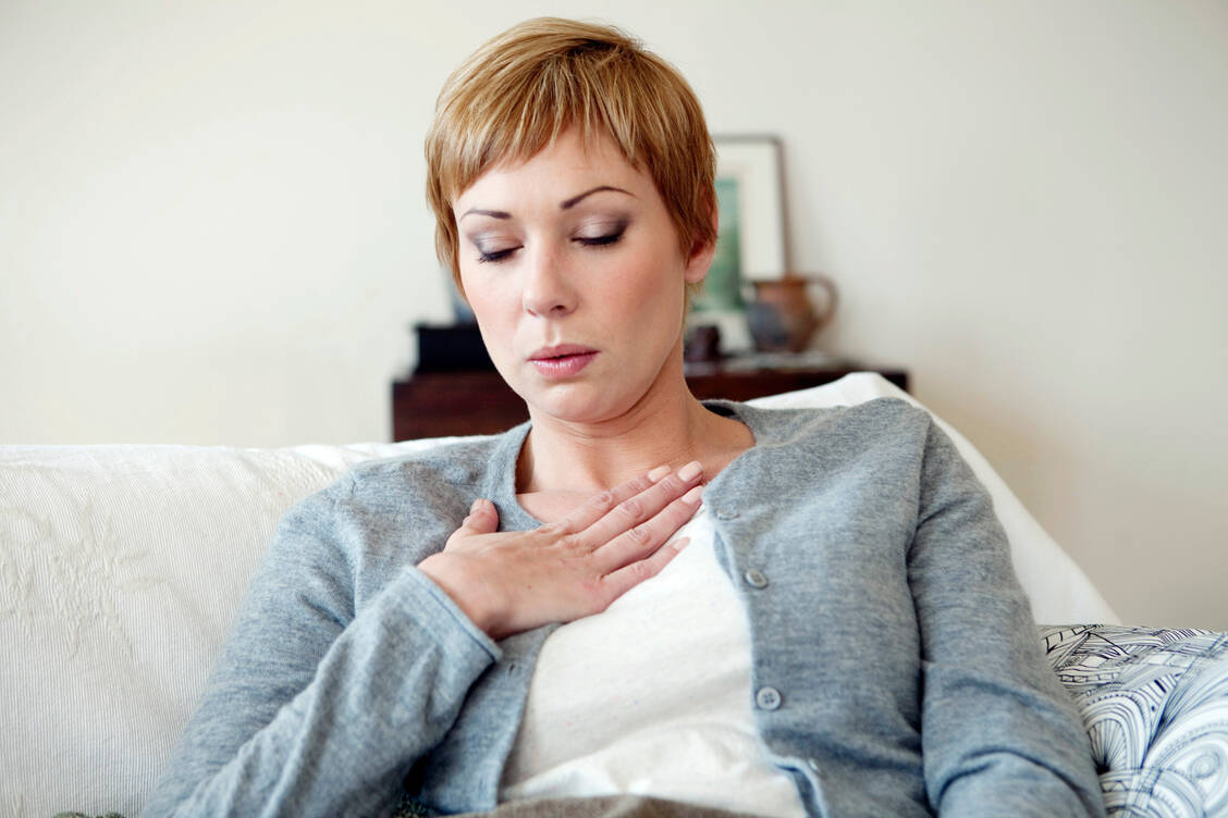 Körperliche Schwäche und Atemnot, insbesondere unter Belastung, sind oft erste Symptome einer pulmonalen arteriellen Hypertonie. / © Adobe Stock/RFBSIP