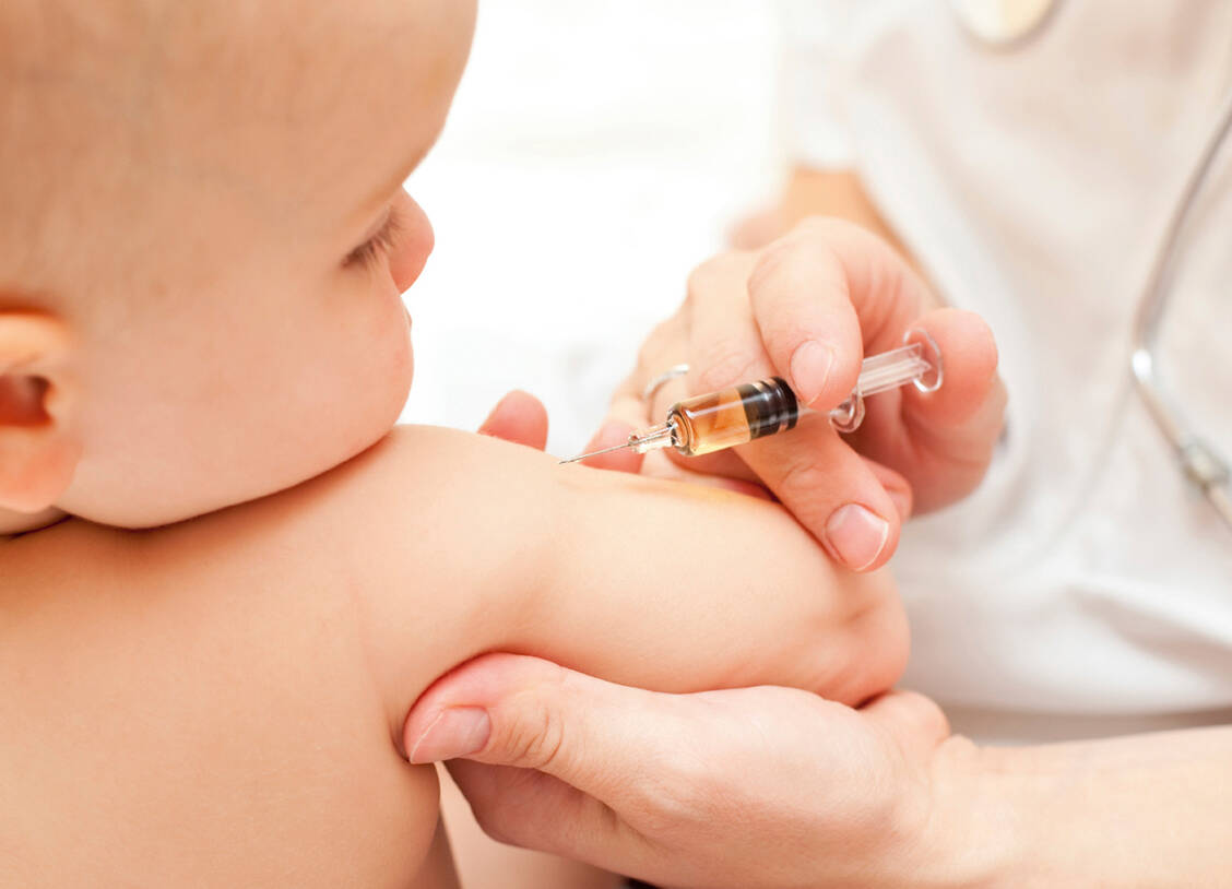 Die Grundimmunisierung sollte möglichst frühzeitig begonnen  und rechtzeitig beendet werden – trotz Coronavirus-Pandemie. Darauf weist die Ständige Impfkommission hin. / Foto: istockphoto.com/Dmitry Naumov