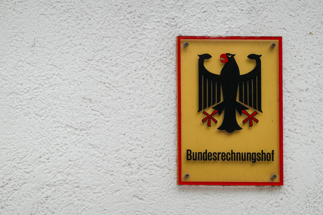 Der Bundesrechnungshof hat dem Haushaltsausschuss seinen Bericht zum Etat des Bundesgesundheitsministeriums zugeleitet. / © IMAGO/NurPhoto