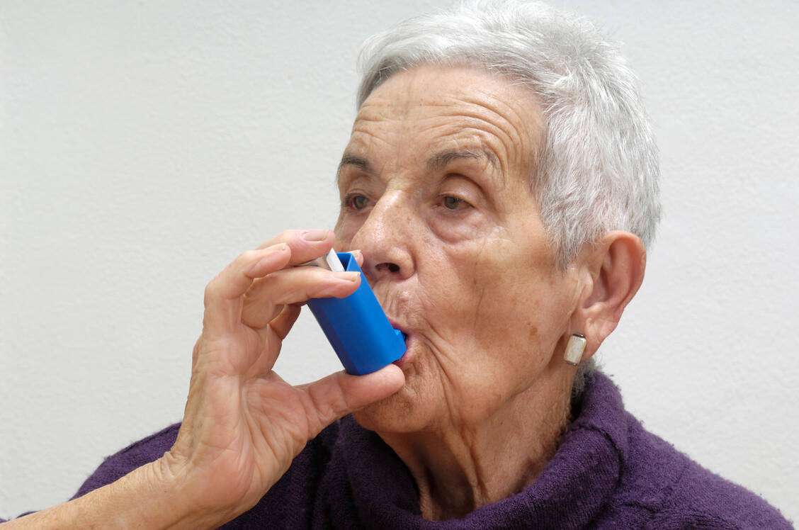 Falsches Inhalieren schwächt die Wirkung der Medikation ab und kann selbst Hustenreiz auslösen. Hier hilft das Üben der richtigen Inhalationstechnik. / Foto: Adobe Stock/curto